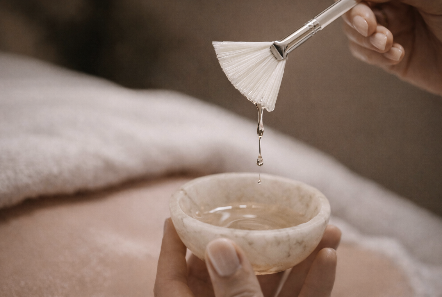 Entspannende Gesichtsbehandlung bei L’eclat Aesthetics in ruhiger, diskreter Umgebung.