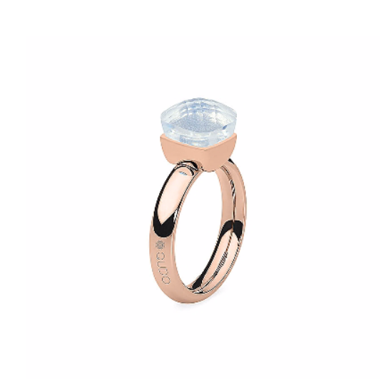 Dies ist ein Ring der Marke Qudo, Modell Firenze. Er hat eine Farbkombination aus White delite und Roségold. Der Ring strahlt Eleganz und Klasse aus und ist ideal für besondere Anlässe oder als alltägliches Accessoire