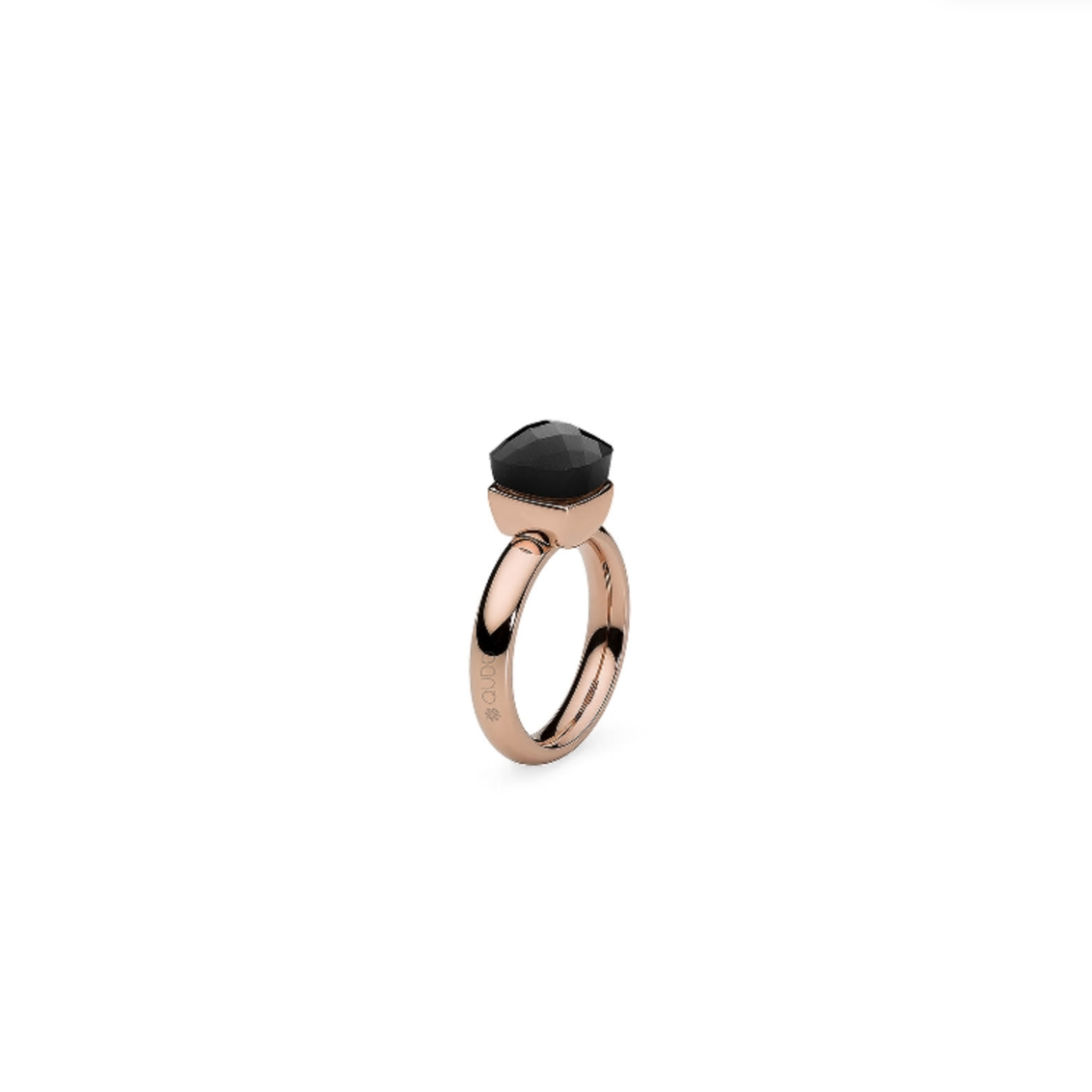Dies ist ein Ring der Marke Qudo, Modell Firenze. Er hat eine Farbkombination aus Jet und Roségold. Der Ring strahlt Eleganz und Klasse aus und ist ideal für besondere Anlässe oder als alltägliches Accessoire