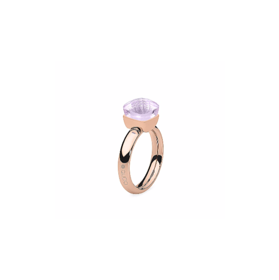 Dies ist ein Ring der Marke Qudo, Modell Firenze. Er hat eine Farbkombination aus Rose Water und Roségold. Der Ring strahlt Eleganz und Klasse aus und ist ideal für besondere Anlässe oder als alltägliches Accessoire